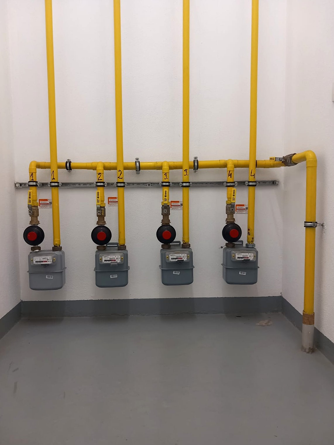 Contadores de gás em bateria de baixa pressão em Lisboa